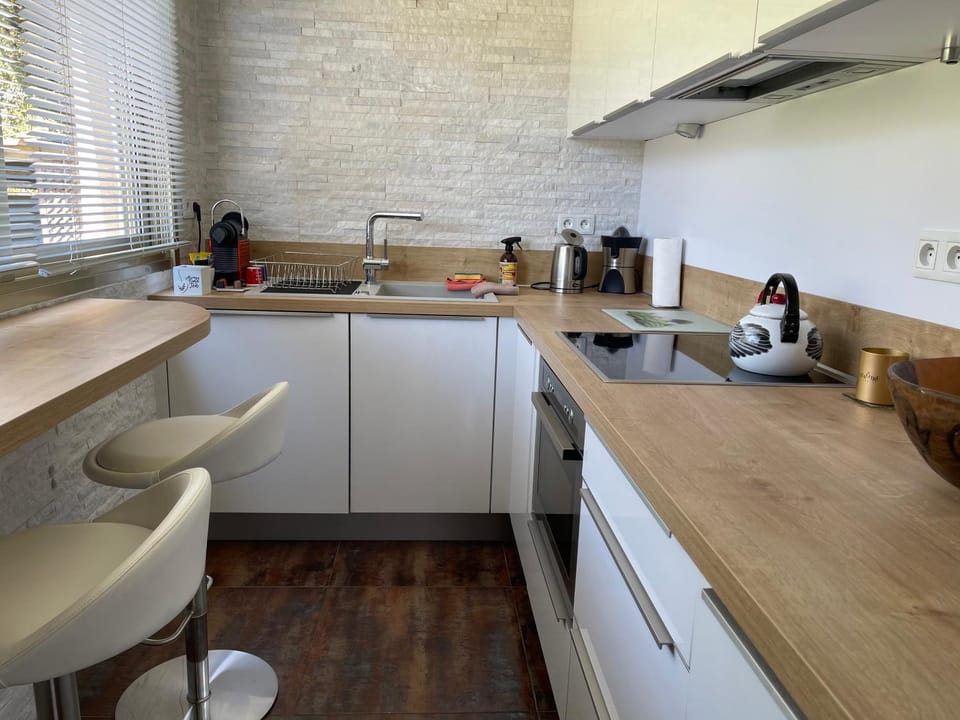 Kitchen or kitchenette, Dining area, stove