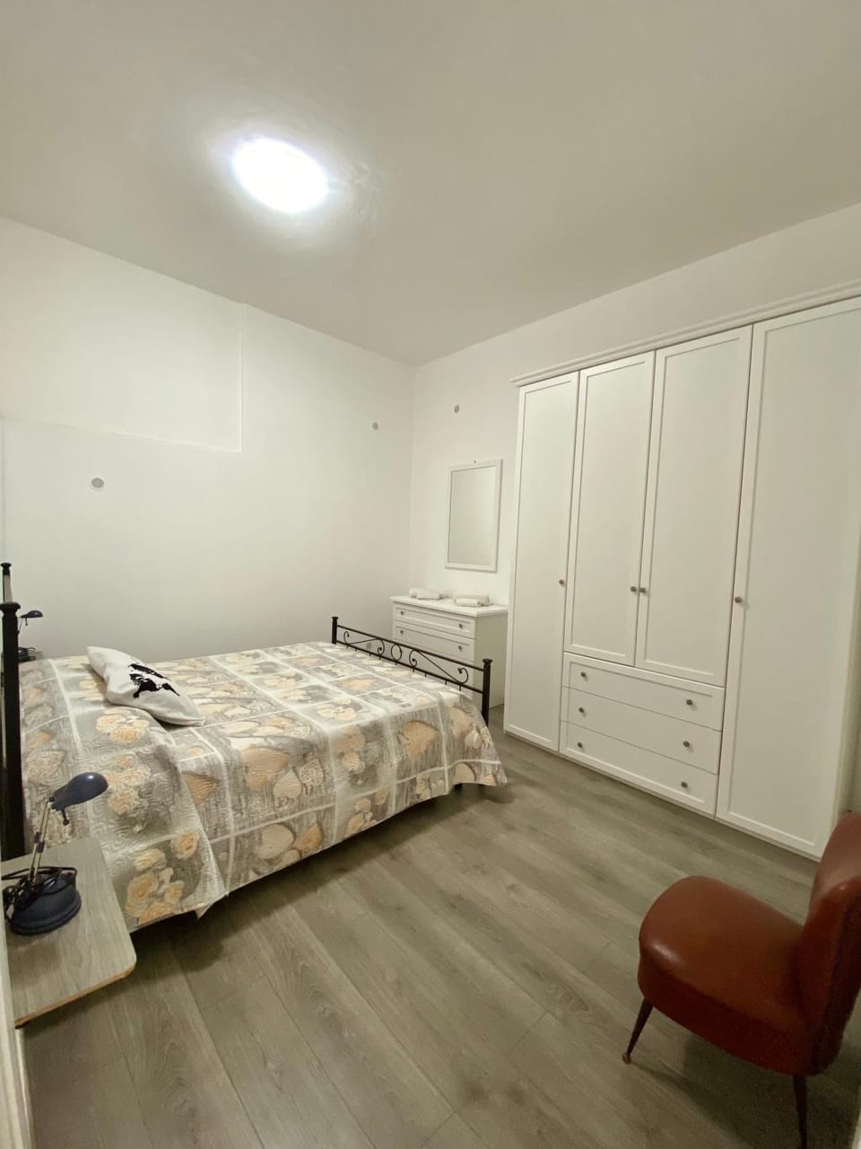 Photo of the whole room, Bedroom, wardrobe