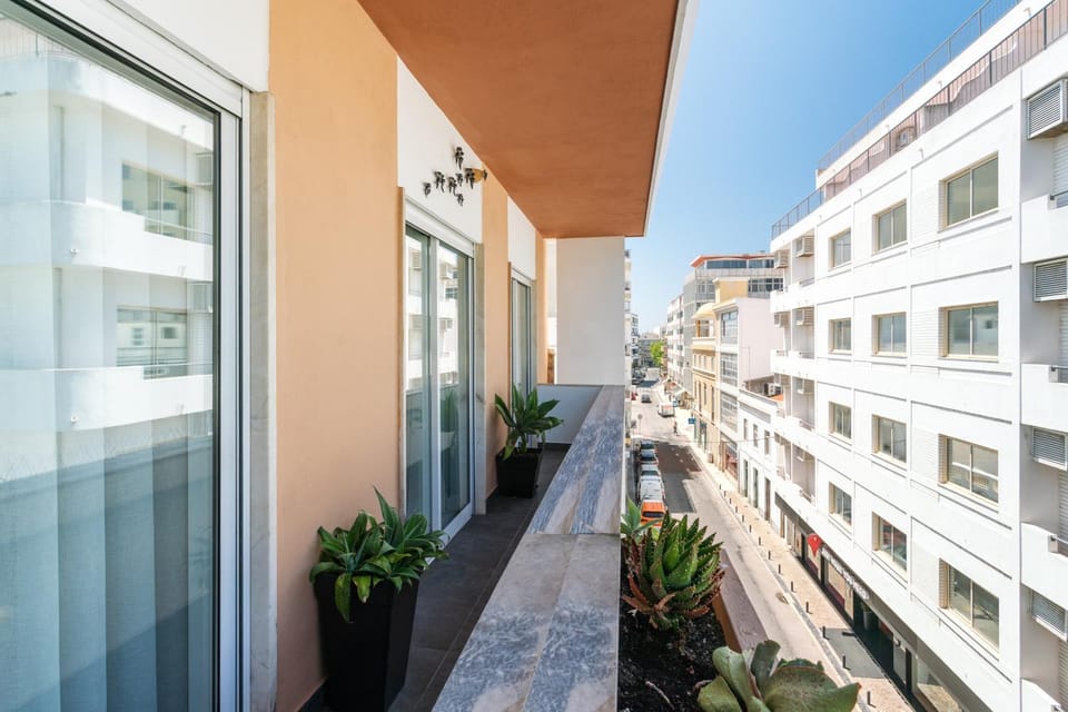 Property building, Neighbourhood, Balcony/Terrace, City view, Street view
