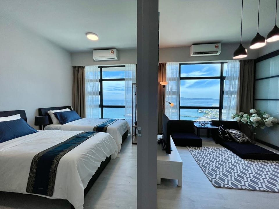Photo of the whole room, Sea view