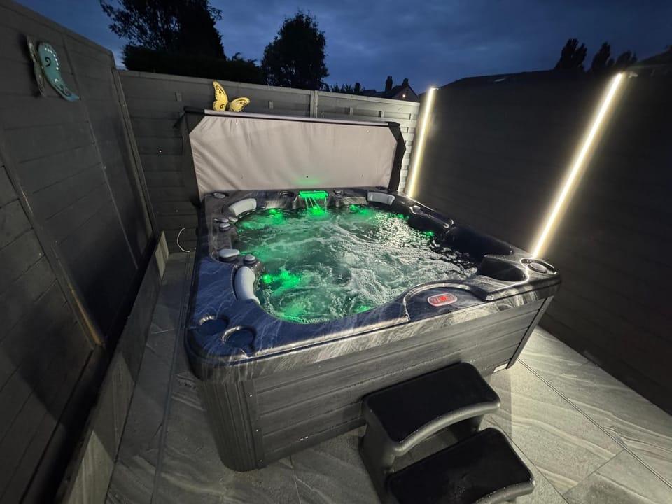 Modern 4 Bedroom Stylish Villa with out-door Hot Tub Villa in Oldbury