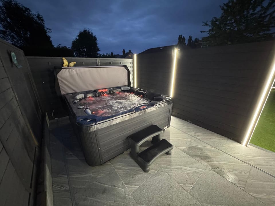 Modern 4 Bedroom Stylish Villa with out-door Hot Tub Villa in Oldbury