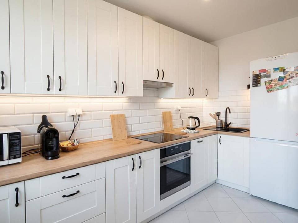Coffee/tea facilities, Kitchen or kitchenette, microwave, oven, stove