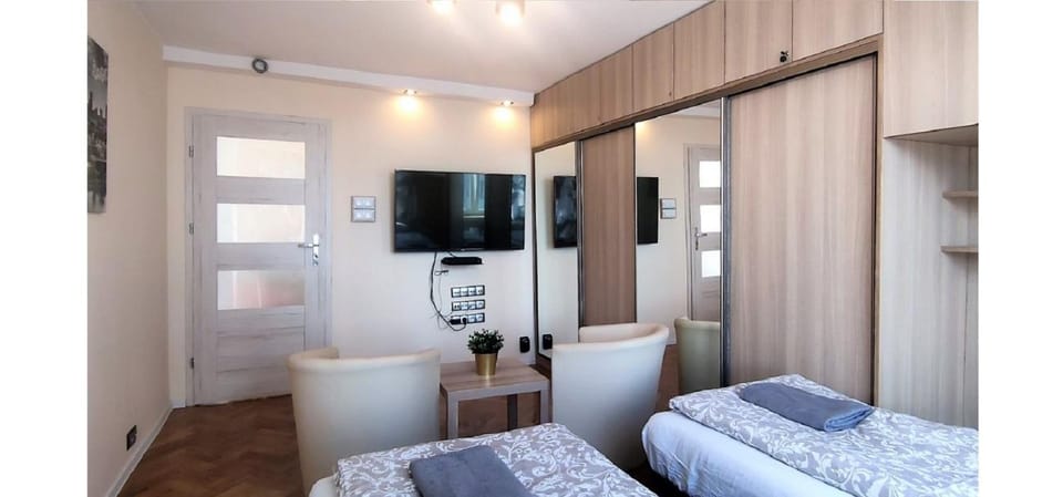 Bed, TV and multimedia, towels, wardrobe