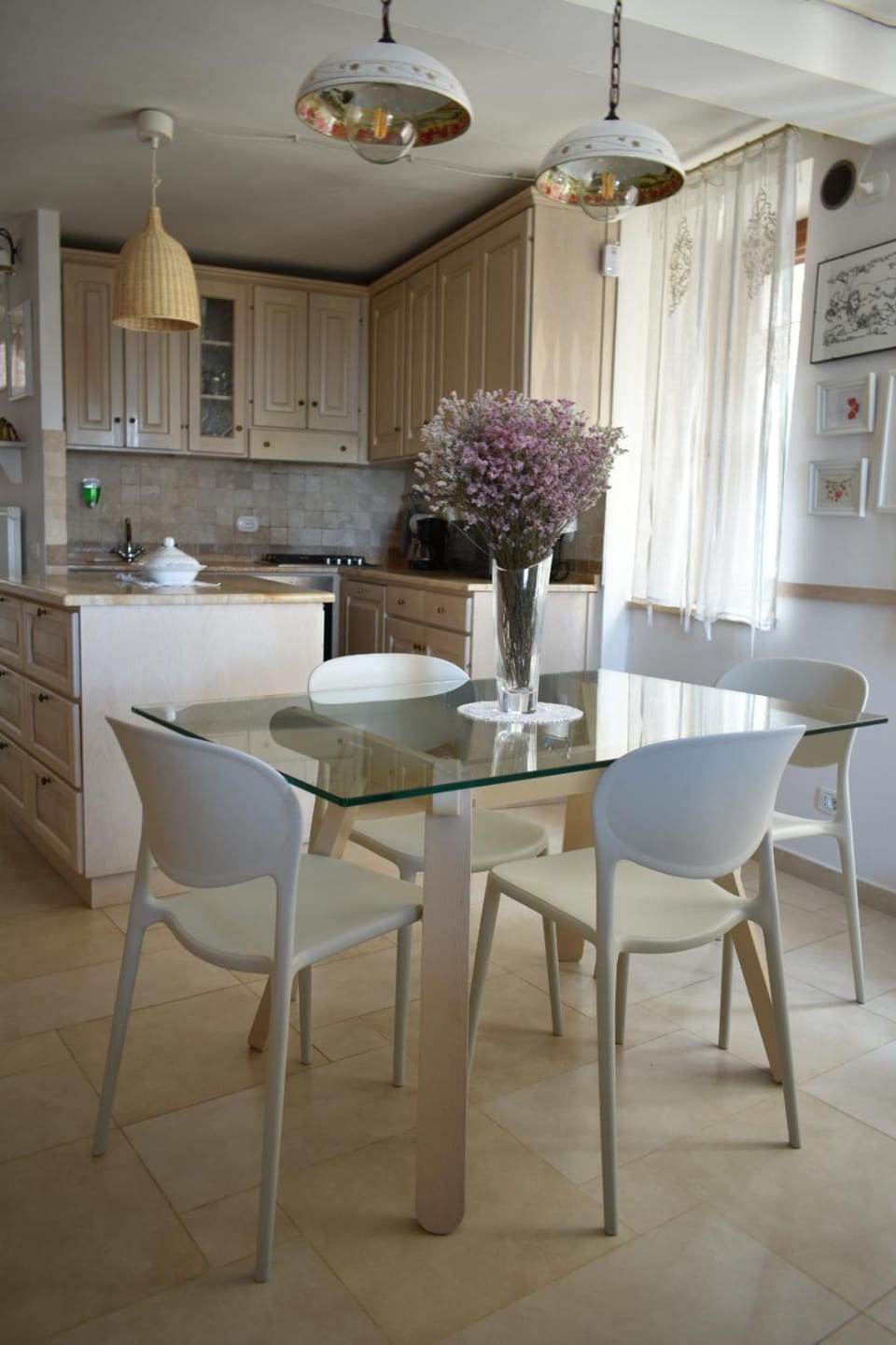 Kitchen or kitchenette, Dining area, stove