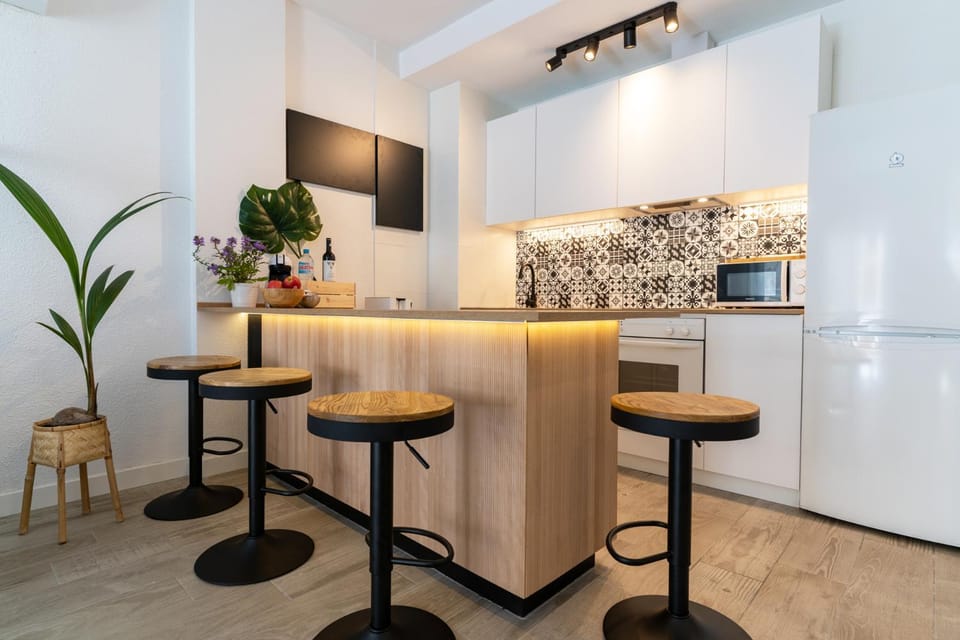 Kitchen or kitchenette, Living room, Lounge or bar, Seating area, Dining area, minibar