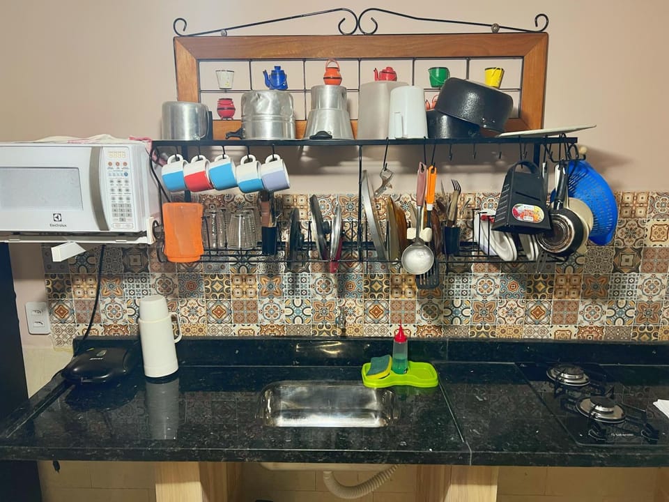 Kitchen or kitchenette, minibar, stove