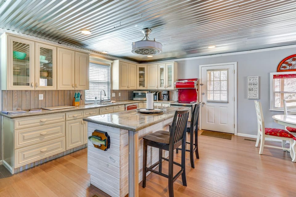 Lake Days & BBQ Fun: Climax Springs Retreat! House in Lake of the Ozarks