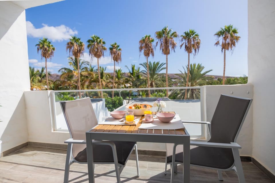 Natural landscape, View (from property/room), Balcony/Terrace, Seating area, Dining area