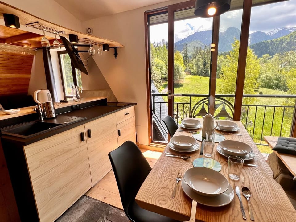 Day, Natural landscape, View (from property/room), Balcony/Terrace, Kitchen or kitchenette, Dining area, Mountain view, stove