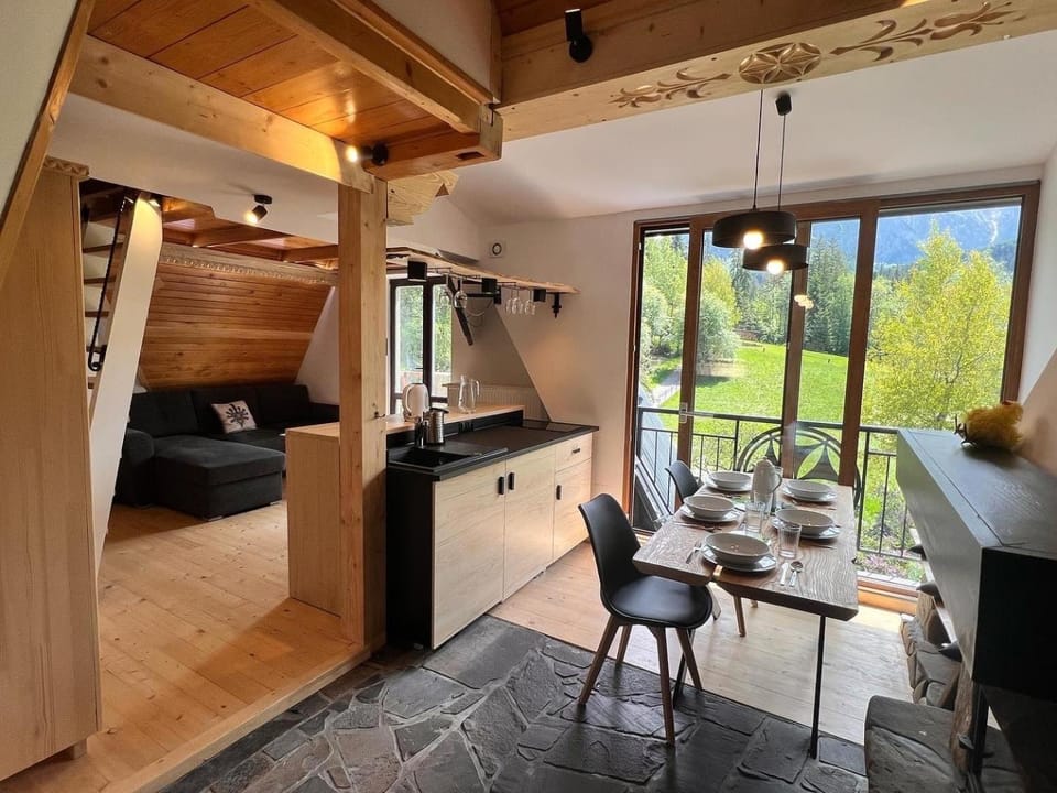 Kitchen or kitchenette, Living room, Seating area, Dining area, stove