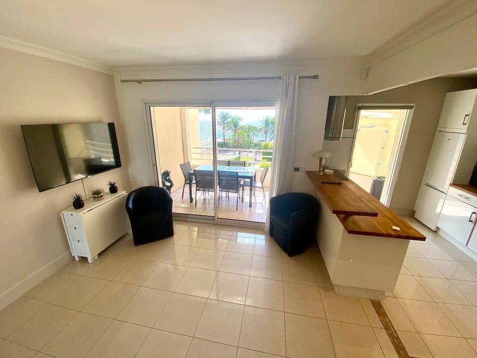 Kitchen or kitchenette, Living room