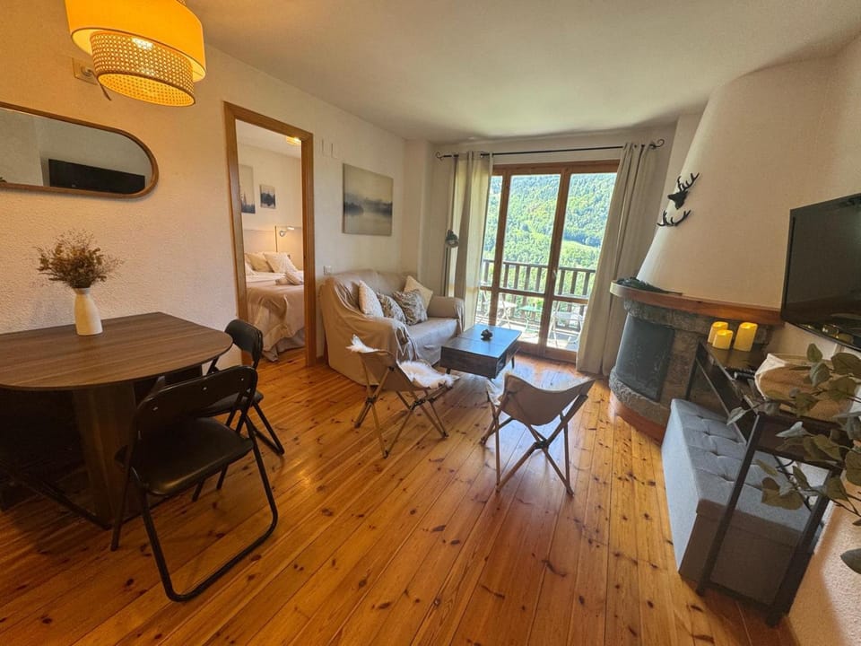 TV and multimedia, Living room, Seating area, Dining area