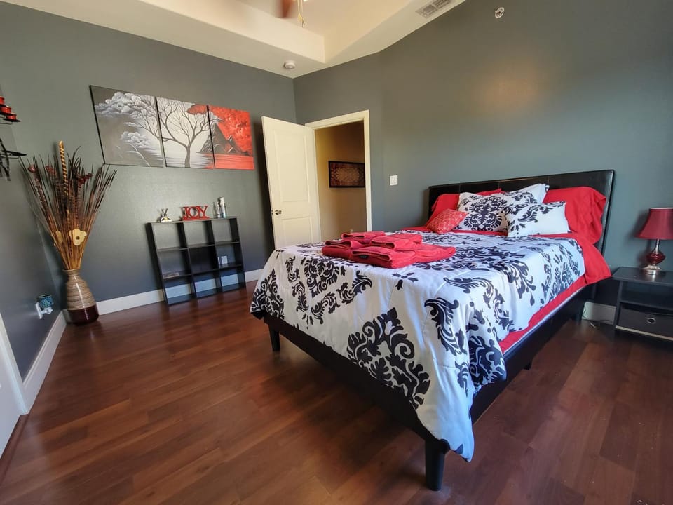 Bed, Photo of the whole room, Bedroom