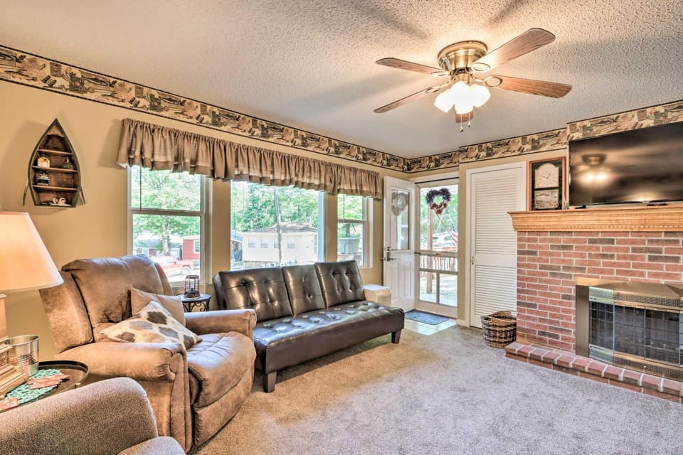 Walk to Waterfront! Family Haven in Osage Beach House in Osage Beach
