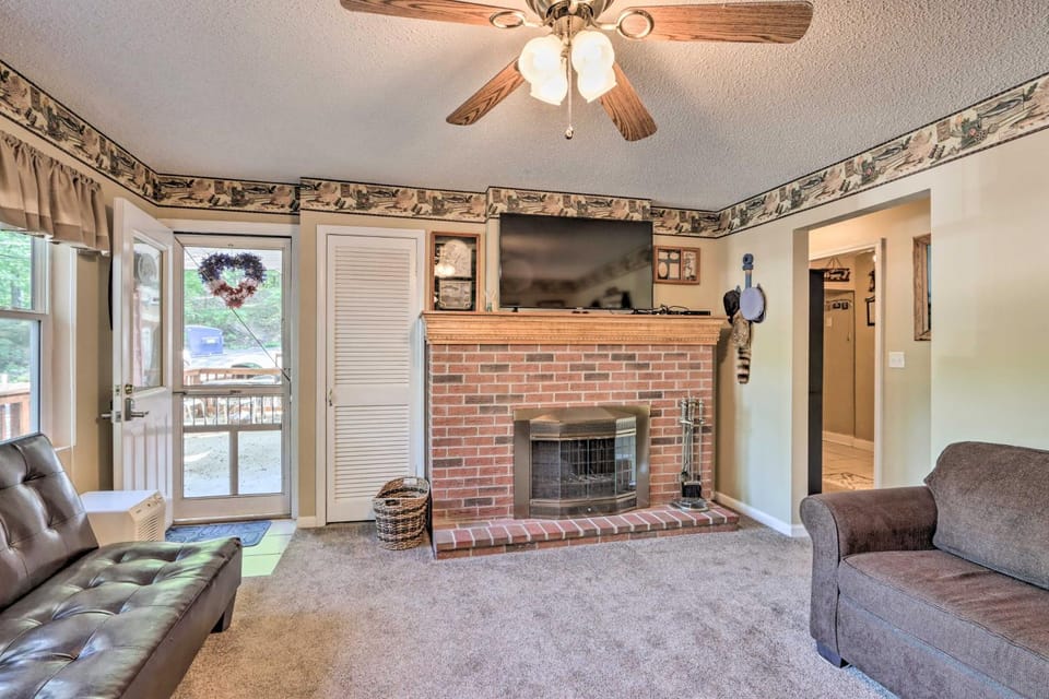 Walk to Waterfront! Family Haven in Osage Beach House in Osage Beach