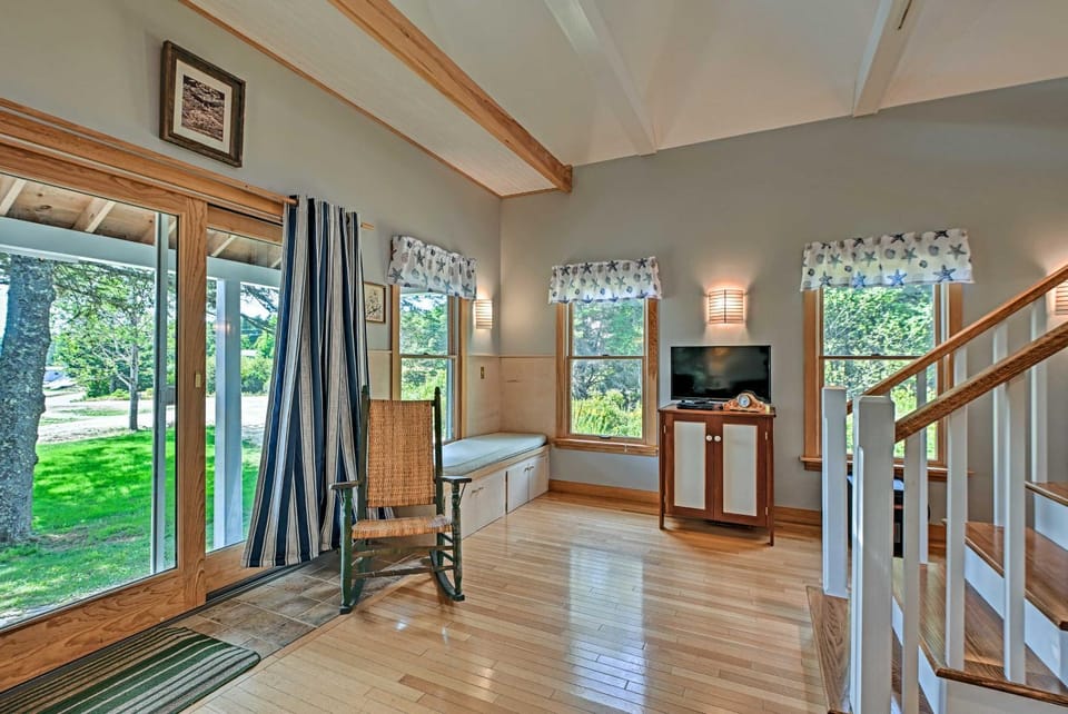 Charming Stonington Studio w/ Ocean Views! Apartment in Stonington