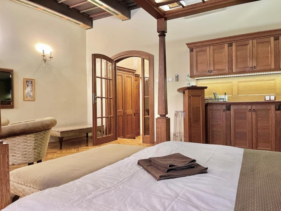 Bed, Kitchen or kitchenette, Living room, Photo of the whole room, Seating area, Bedroom