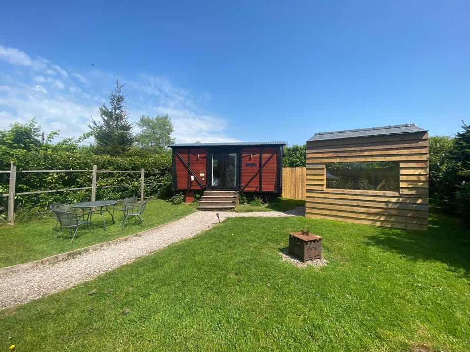 unique sheperds hut private hot tub, ensuite & kitchenette Apartment in Crucorney