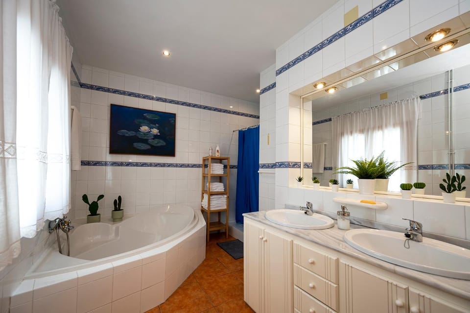 Hot Tub, Bathroom, Bath, towels