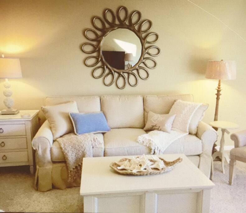 Photo of the whole room, Seating area