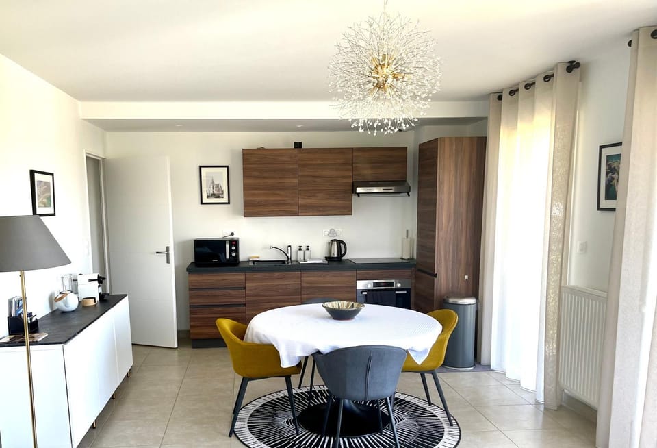 Coffee/tea facilities, Kitchen or kitchenette, Dining area, minibar, pet friendly, stove, toaster, kitchen