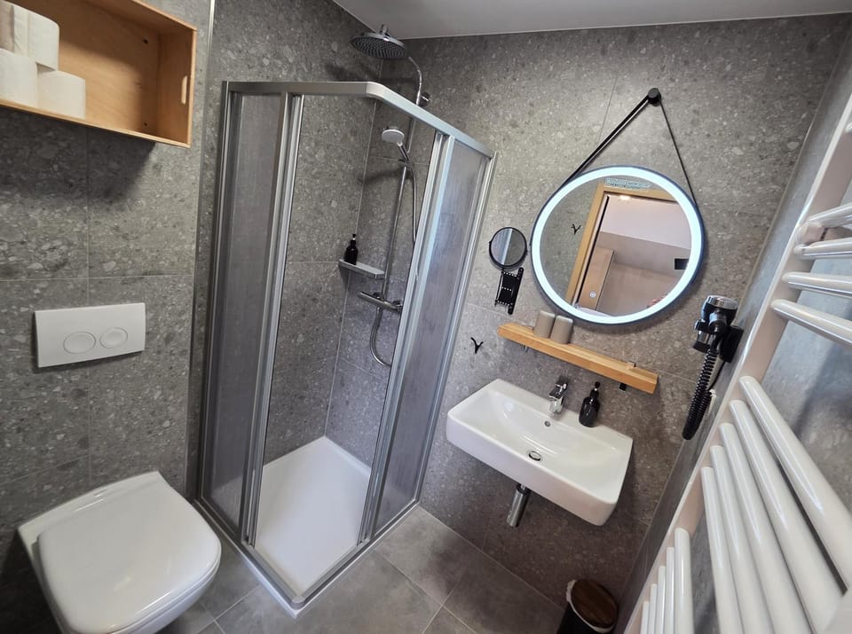Shower, Toilet, Bathroom, towels