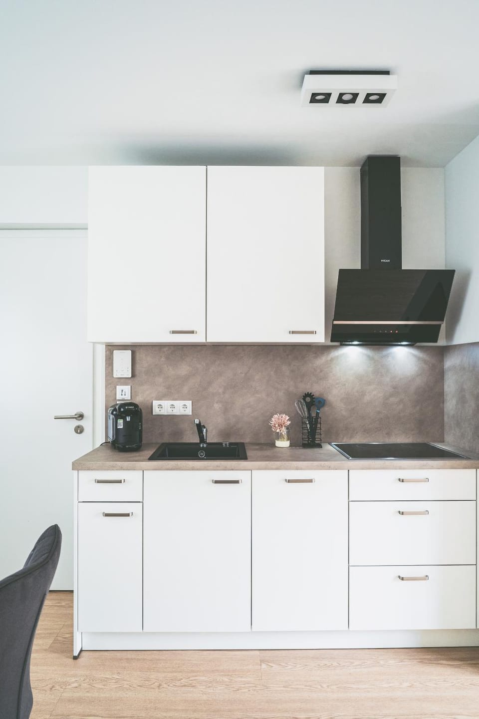 Kitchen or kitchenette, minibar, stove
