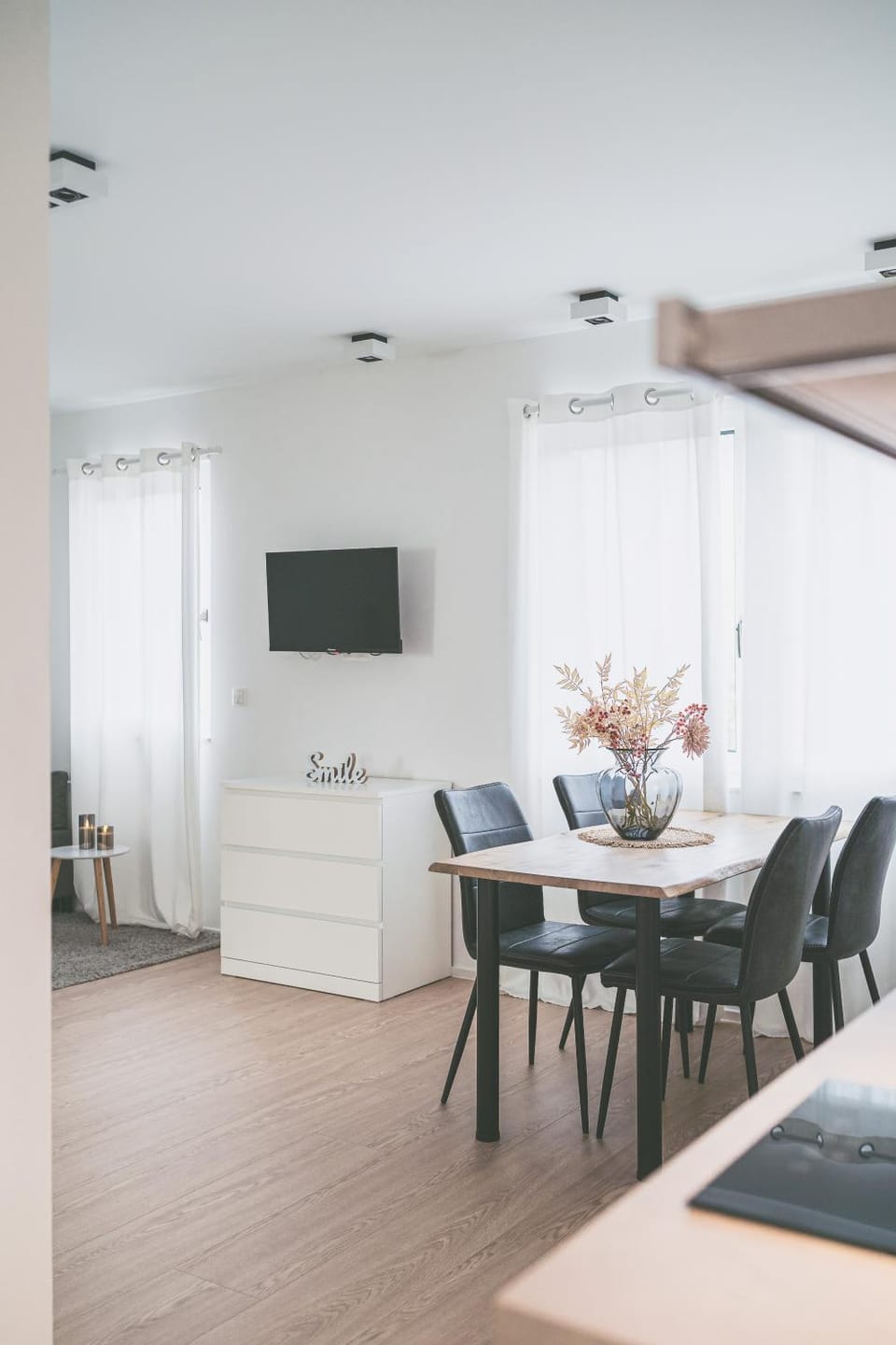 Communal lounge/ TV room, TV and multimedia, Living room, Seating area, Dining area, Evening entertainment, Food