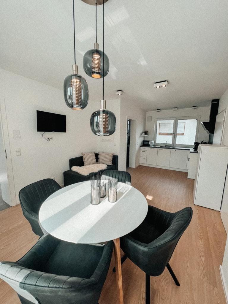 TV and multimedia, Kitchen or kitchenette, Living room, Seating area, Dining area