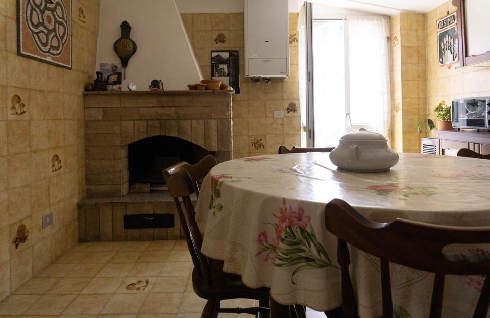 Kitchen or kitchenette, Dining area, flat iron