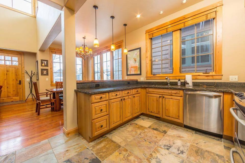 Cabin in the Heart of Town - Big Sky Cabin in Big Sky