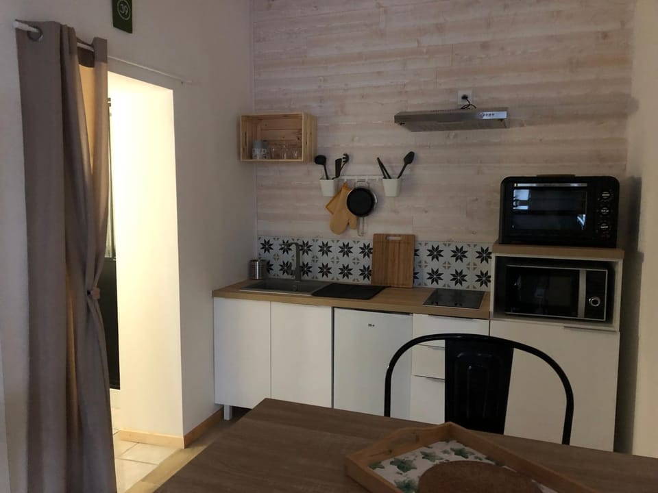 Kitchen or kitchenette, minibar, pet friendly, stove