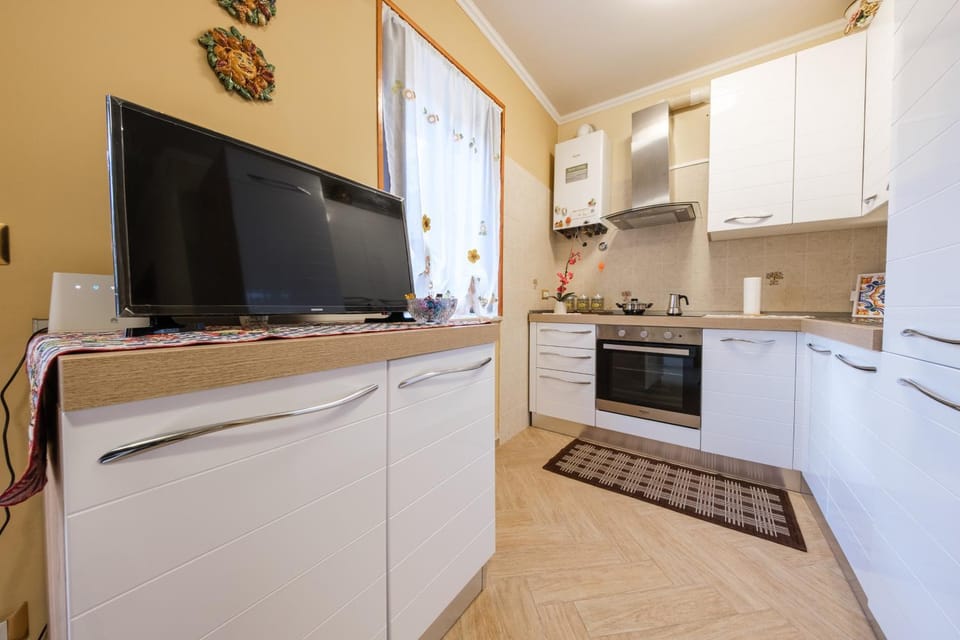 Property building, Kitchen or kitchenette, Living room