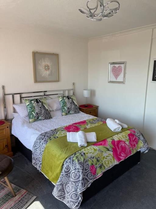 Bed, Bedroom, towels