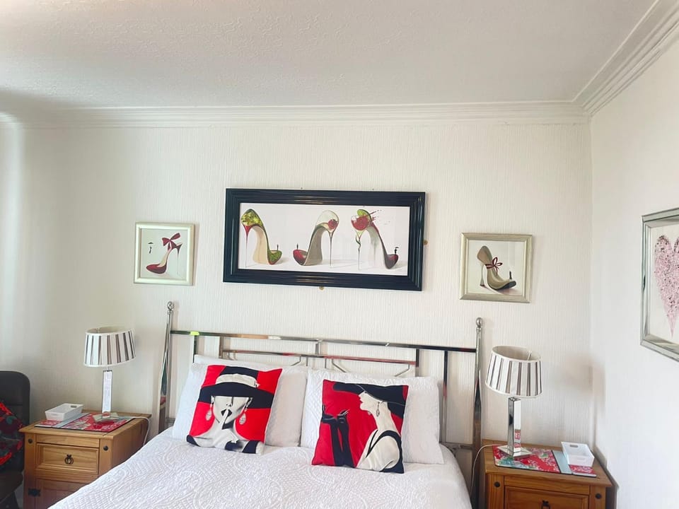 "The Celebration" Balcony Seafront Apartment Apartment in Eastbourne