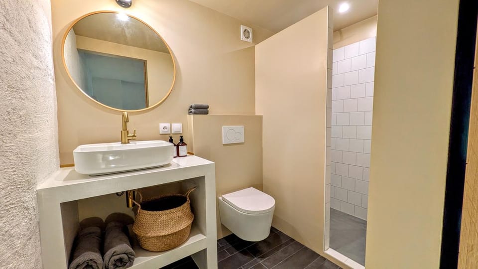 Shower, Toilet, Bathroom, towels
