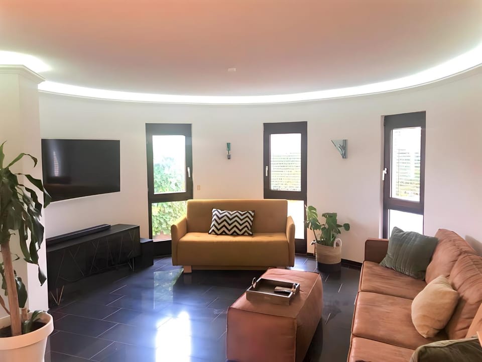 Communal lounge/ TV room, TV and multimedia, Living room, Seating area, Evening entertainment