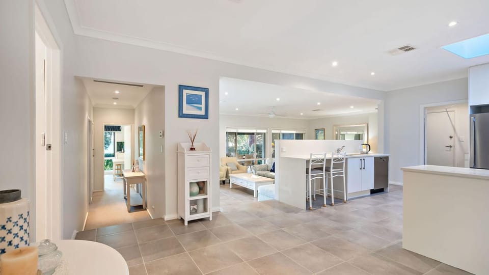 Facade/entrance, Kitchen or kitchenette