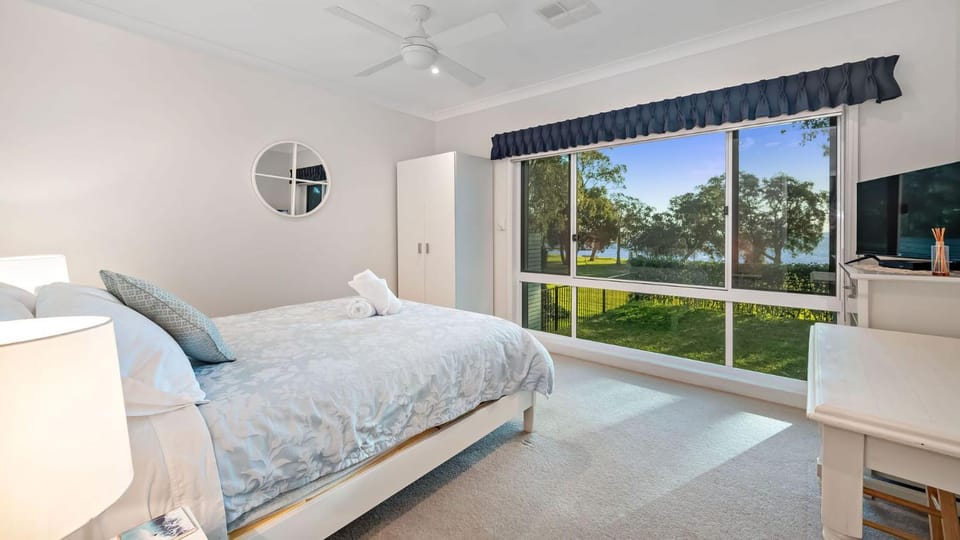Bed, Photo of the whole room, Bedroom, Garden view