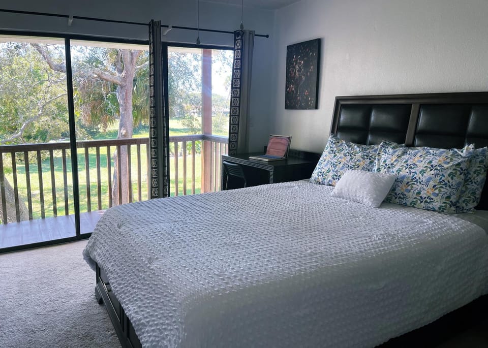 Bed, Photo of the whole room, Garden view