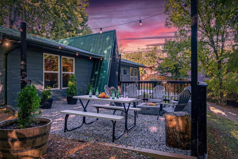 Paradise at the Smokies Cabin with HOT TUB! Cabin in Pigeon Forge