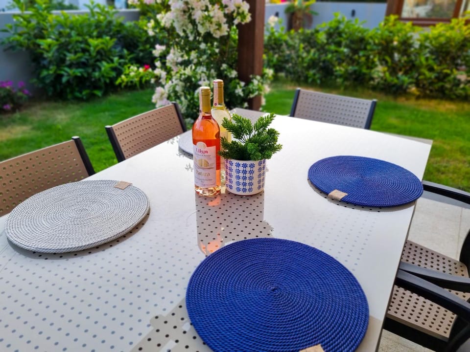 Garden, Dining area, Food