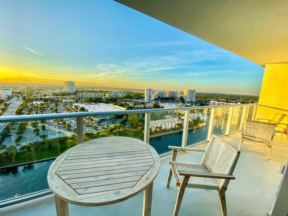 Stunning 18th Floor Condo with Incredible Views House in Hollywood Beach