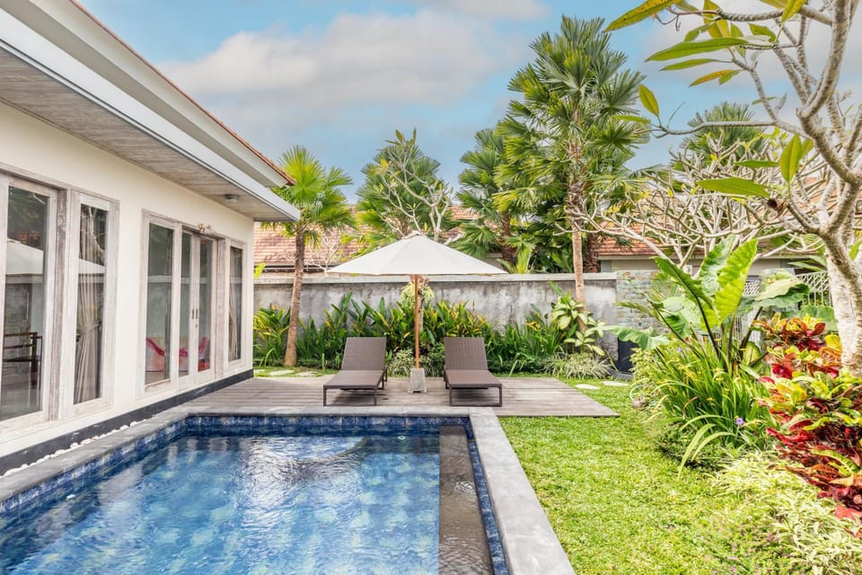 Property building, Patio, Spring, Day, Garden, Garden view, Pool view, Swimming pool, Swimming pool, sunbed