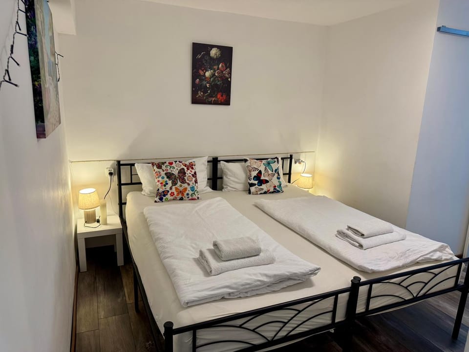 Bed, Bedroom, towels