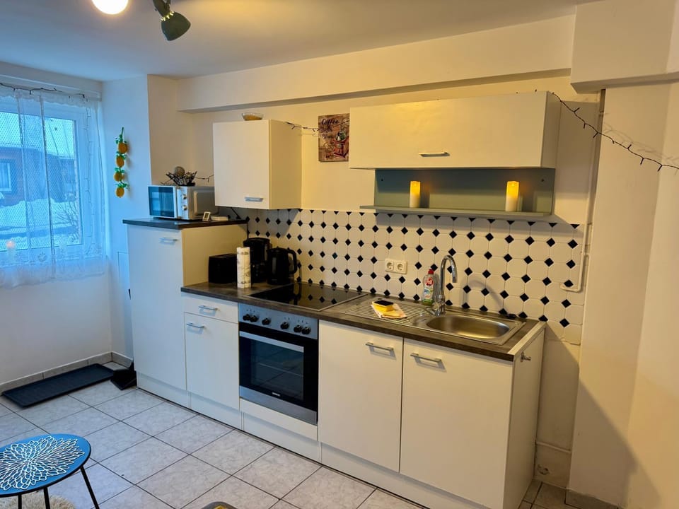Coffee/tea facilities, Kitchen or kitchenette, oven, stove, toaster