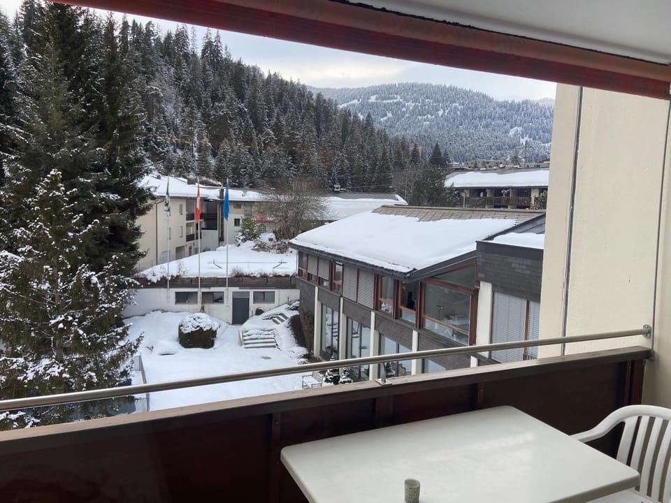 Family apartment in Happy Rancho - pool, tennis sauna. Apartment in Canton of Grisons