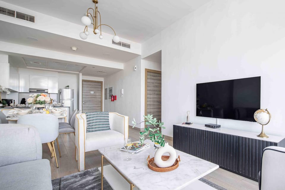 TV and multimedia, Kitchen or kitchenette, Living room, Seating area, Dining area