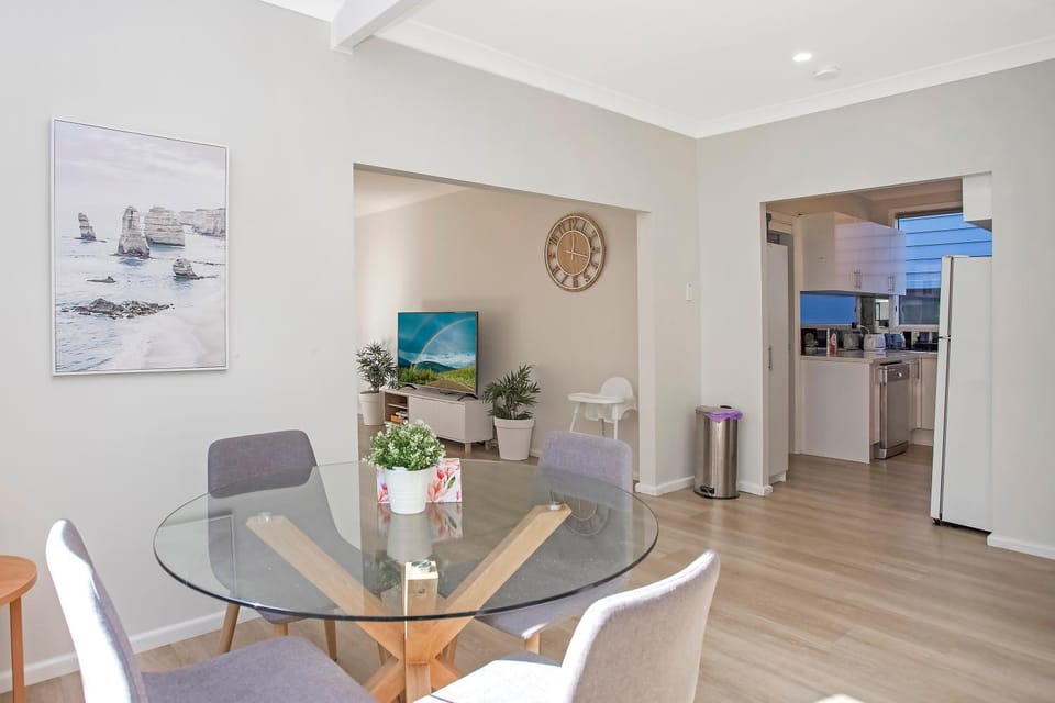 Serenity at Umina Beach Renovated Coastal Retreat House in Patonga